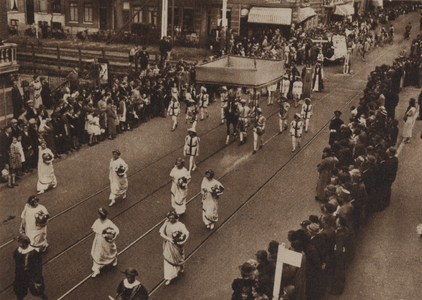 300460 Afbeelding van een groep uit Antwerpen, voorstellende de blijde intocht van keizer Karel te Antwerpen, in de ...